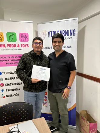 Alumno recibiendo su certificado de aprobación de Otolearning