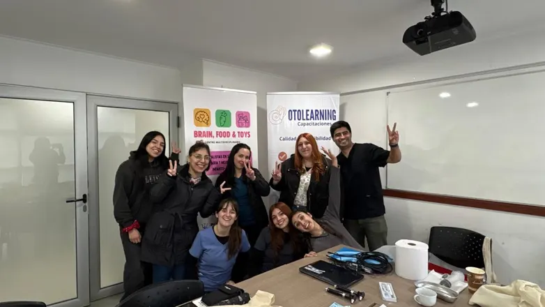 Alumnas y docente junto al pendón de Otolearning al terminar un taller presencial