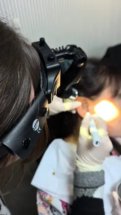 Práctica de otoscopía con fotóforo