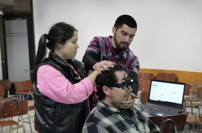 Alumnos practicando una maniobra de evaluación vestibular